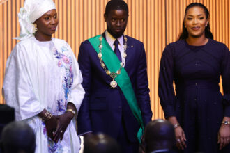 presidente-de-senegal-assume-o-cargo-e-apresenta-duas-primeiras-damas