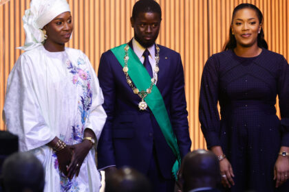 presidente-de-senegal-assume-o-cargo-e-apresenta-duas-primeiras-damas