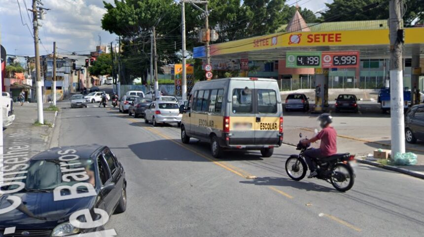 acidente-entre-moto-e-automovel-deixa-homem-ferido-na-rua-conselheiro-moreira-de-barros-em-santana