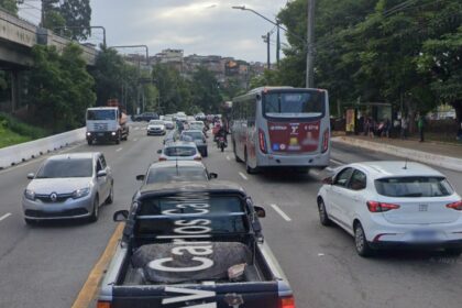 colisao-entre-moto-e-automovel-deixa-homem-ferido-na-avenida-carlos-caldeira-filho