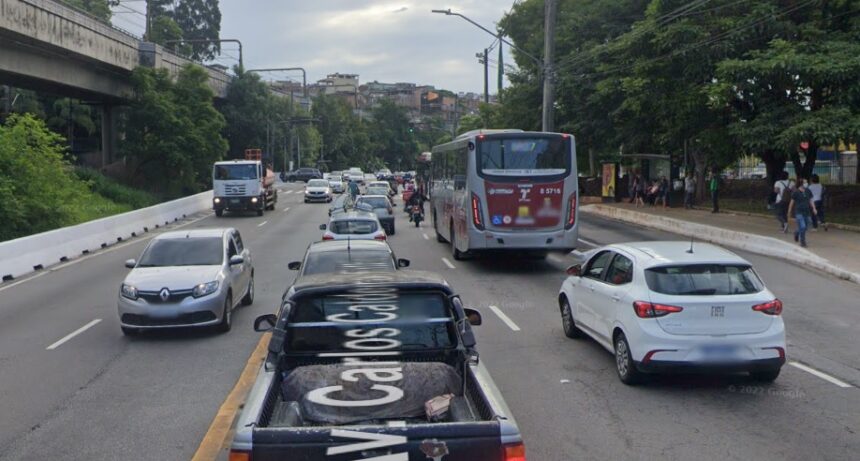 colisao-entre-moto-e-automovel-deixa-homem-ferido-na-avenida-carlos-caldeira-filho