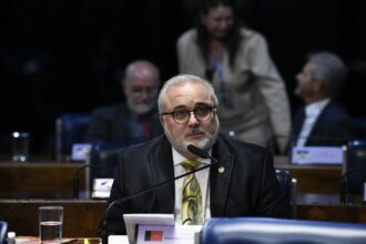 jean-paul-prates-brinca-com-suposta-demissao,-mas-aguarda-lula-para-definir-futuro-da-petrobras