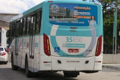 mulher-e-presa-apos-roubar-20-celulares-em-onibus-e-ser-contida-por-passageiras