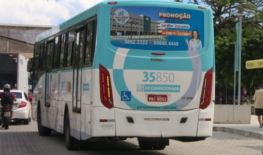 mulher-e-presa-apos-roubar-20-celulares-em-onibus-e-ser-contida-por-passageiras