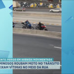 bandidos-roubam-moto-no-rio-e-deixam-vitima-no-meio-da-rua