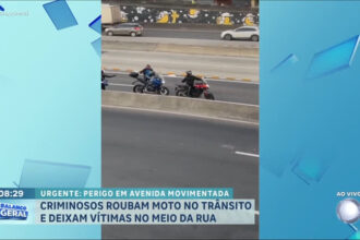 bandidos-roubam-moto-no-rio-e-deixam-vitima-no-meio-da-rua