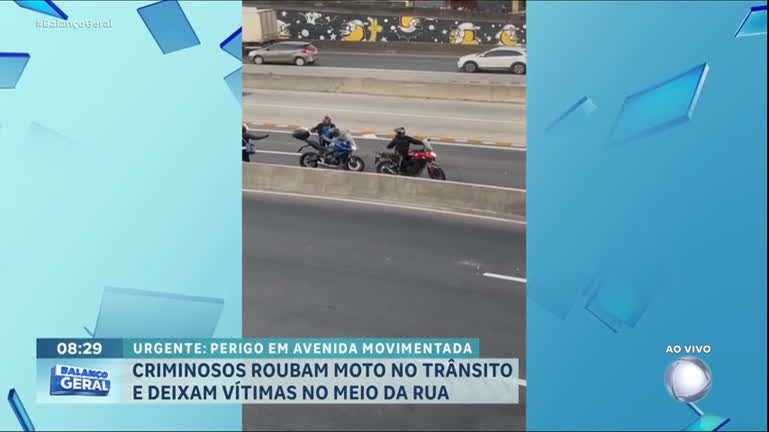 bandidos-roubam-moto-no-rio-e-deixam-vitima-no-meio-da-rua