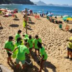 voluntarios-organizam-plantio-de-mudas-e-limpeza-na-praia-da-reserva,-no-rio