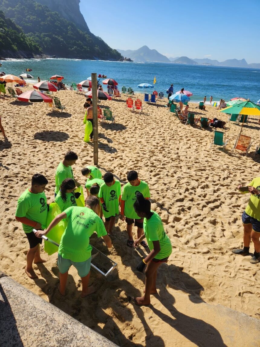 voluntarios-organizam-plantio-de-mudas-e-limpeza-na-praia-da-reserva,-no-rio