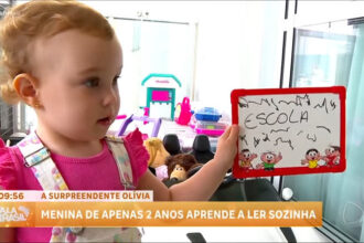 bebe-brasileira-de-2-anos-aprende-a-ler-e-conquista-a-internet