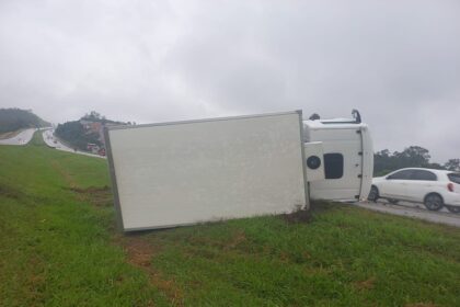 caminhao-tomba-e-deixa-um-ferido-no-rodoanel-em-itapecerica-da-serra