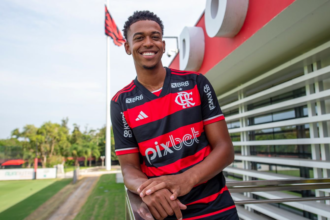 flamengo-anuncia-oficialmente-a-contratacao-do-atacante-carlinhos