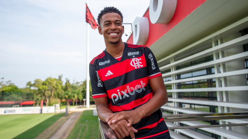 flamengo-anuncia-oficialmente-a-contratacao-do-atacante-carlinhos