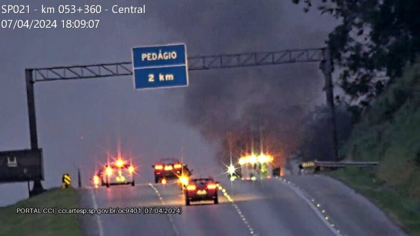 carro-pega-fogo-no-rodoanel-em-sp