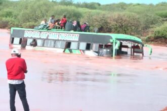 video:-passageiros-se-agarram-em-cordas-para-escapar-das-enchentes-no-quenia