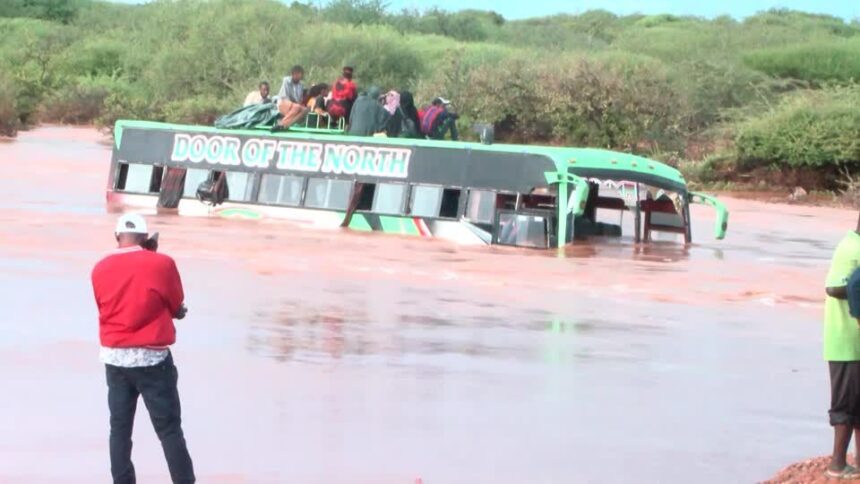 video:-passageiros-se-agarram-em-cordas-para-escapar-das-enchentes-no-quenia