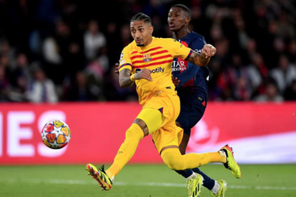 raphinha-brilha,-barcelona-vence-o-psg-e-abre-vantagem-na-champions-league