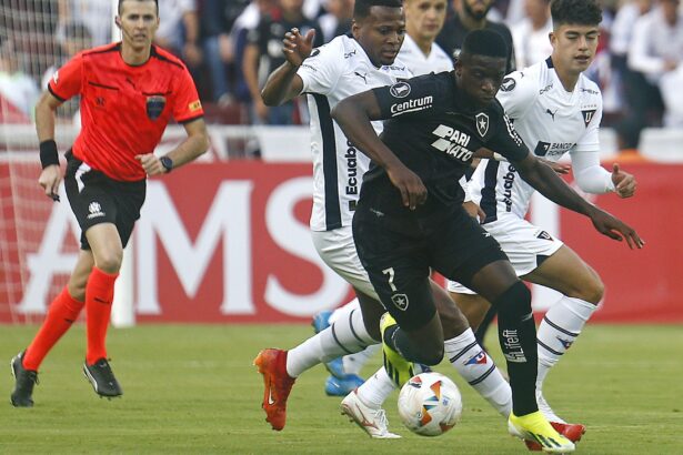 botafogo-perde-para-ldu-na-estreia-de-artur-jorge-e-se-complica-na-libertadores