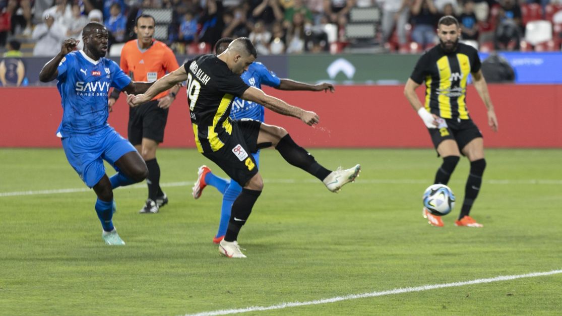 companheiro-de-benzema-leva-chicotadas-de-torcedor-em-final;-veja