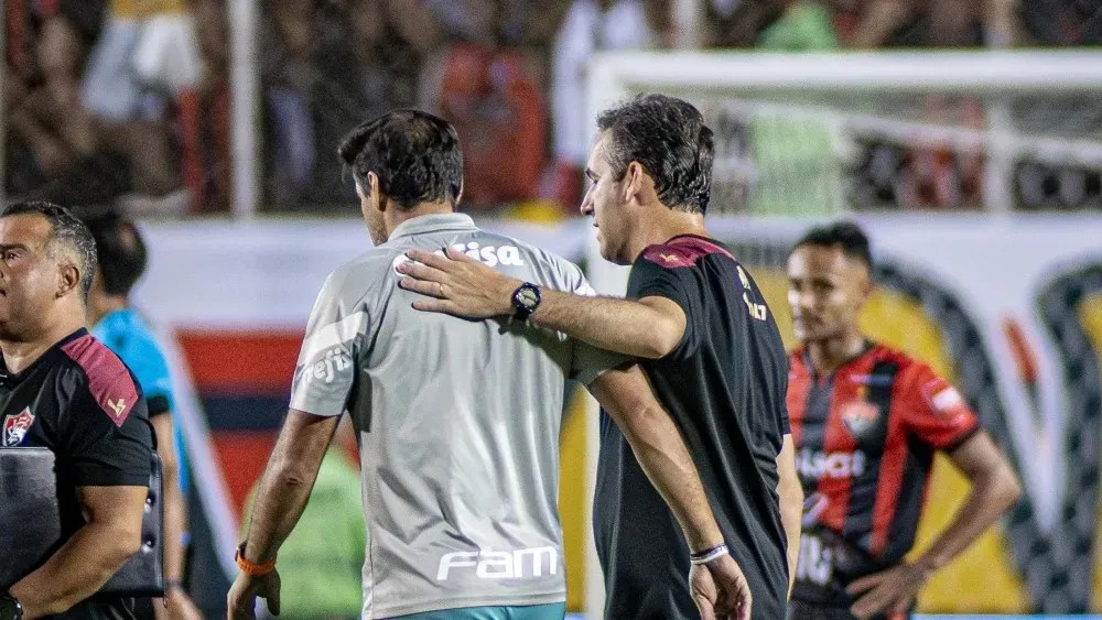 tecnico-do-vitoria-defende-gramado-do-barradao-apos-fala-de-abel-ferreira