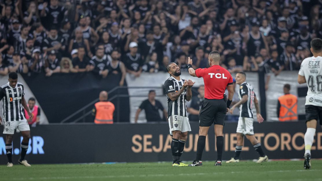 atletico-mg-protesta-contra-arbitragem-na-estreia-do-campeonato-brasileiro