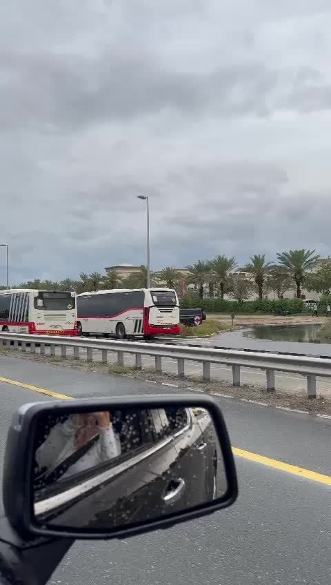 chuva-toma-as-ruas-de-dubai