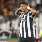 botafogo-sofre-no-fim,-mas-vence-o-atletico-go-pelo-brasileirao