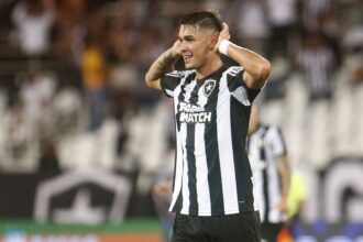 botafogo-sofre-no-fim,-mas-vence-o-atletico-go-pelo-brasileirao