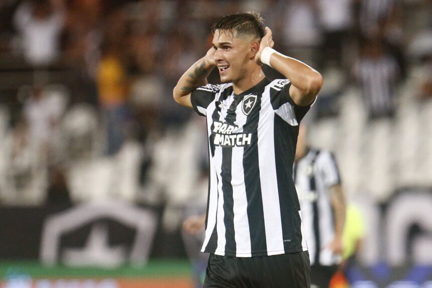 botafogo-sofre-no-fim,-mas-vence-o-atletico-go-pelo-brasileirao