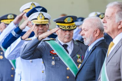 lula-e-vaiado-e-aplaudido-em-cerimonia-do-dia-do-exercito-no-qg-em-brasilia