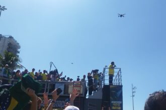 em-copacabana,-bolsonaro-faz-discurso-‘morno’,-sem-ataques-diretos-ao-stf