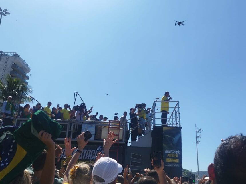 em-copacabana,-bolsonaro-faz-discurso-‘morno’,-sem-ataques-diretos-ao-stf