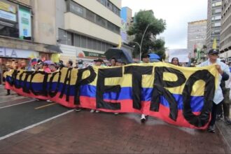 milhares-de-colombianos-protestam-contra-reformas-de-gustavo-petro