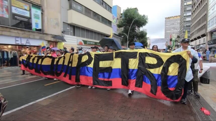 milhares-de-colombianos-protestam-contra-reformas-de-gustavo-petro