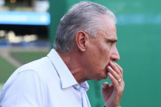 tite-critica-cusparada-de-torcedor-do-palmeiras:-“muito-feio,-cara”;-veja