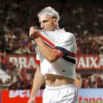 com-dois-a-mais,-sao-paulo-vence-atletico-goianiense-fora-de-casa