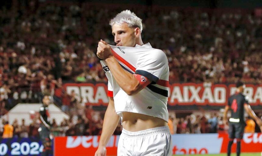 com-dois-a-mais,-sao-paulo-vence-atletico-goianiense-fora-de-casa