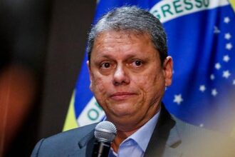 tarcisio-se-compromete-com-barroso-a-usar-cameras-corporais-em-operacoes-da-pm-ate-setembro