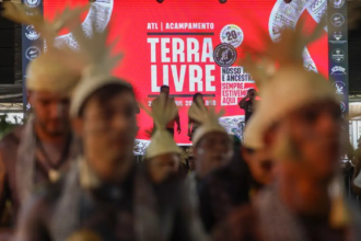 acampamento-terra-livre:-indigenas-aguardam-presidente-lula-para-reuniao