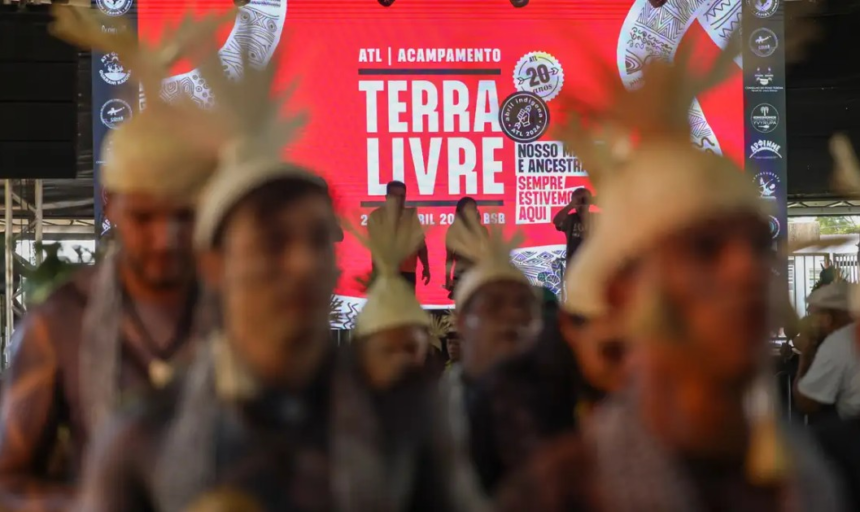 acampamento-terra-livre:-indigenas-aguardam-presidente-lula-para-reuniao