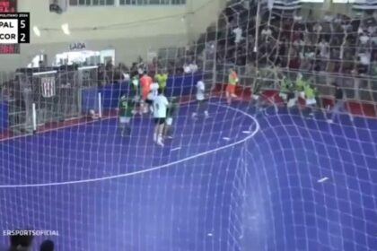 jogo-entre-corinthians-e-palmeiras-no-futsal-sub-18-e-suspenso-apos-briga-generalizada;-veja-video