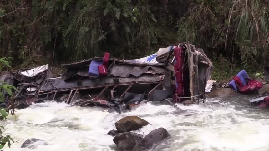 acidente-de-onibus-no-peru-deixa-25-mortos-e-ao-menos-13-feridos