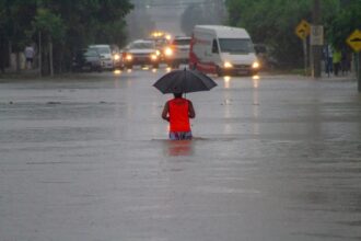 lula-viaja-amanha-(2)-ao-rs:-‘vamos-mandar-quantas-pessoas-forem-necessarias-para-ajudar’