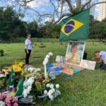 dezenas-de-fas-vao-ao-cemiterio-do-morumby,-em-sao-paulo,-visitar-tumulo-de-ayrton-senna