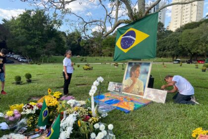 dezenas-de-fas-vao-ao-cemiterio-do-morumby,-em-sao-paulo,-visitar-tumulo-de-ayrton-senna