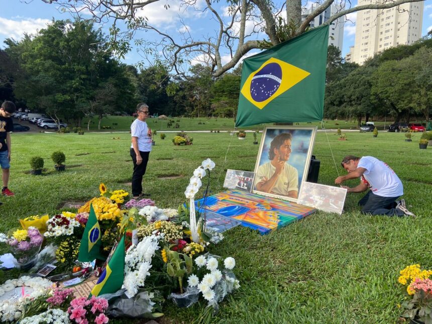 dezenas-de-fas-vao-ao-cemiterio-do-morumby,-em-sao-paulo,-visitar-tumulo-de-ayrton-senna