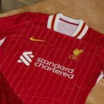 liverpool-anuncia-camisa-da-proxima-temporada-com-homenagem-a-triplice-coroa