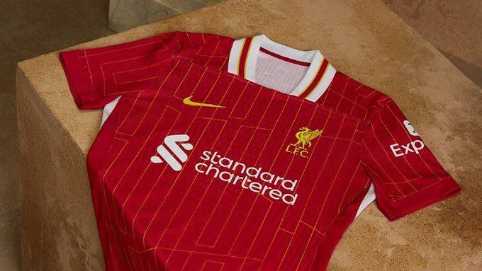 liverpool-anuncia-camisa-da-proxima-temporada-com-homenagem-a-triplice-coroa