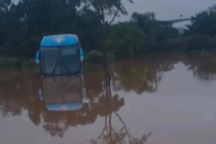 onibus-do-gremio-e-encoberto-pela-agua-da-enchente-em-porto-alegre;-veja