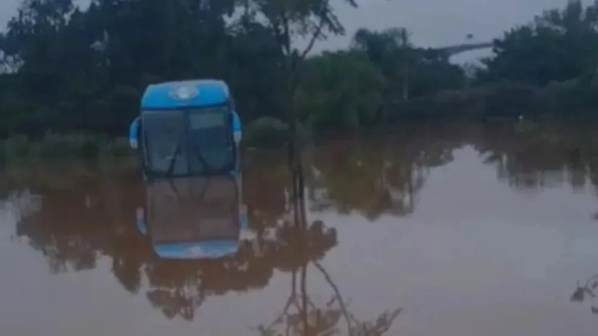 onibus-do-gremio-e-encoberto-pela-agua-da-enchente-em-porto-alegre;-veja